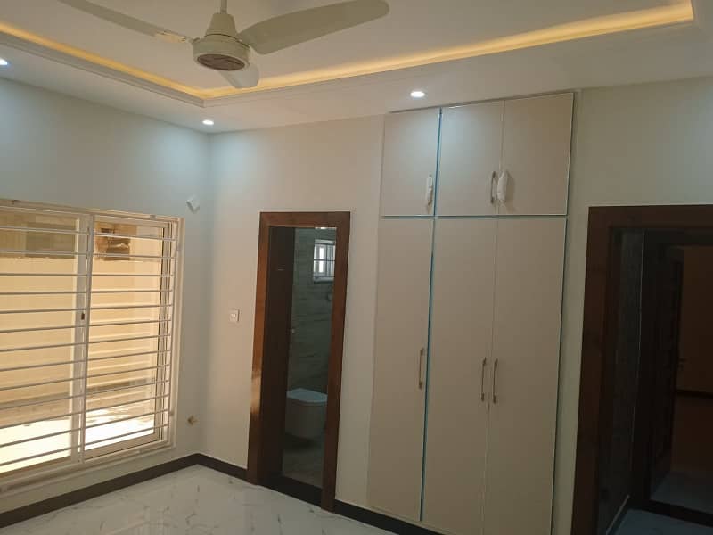 Corner seprate gate one kanal Upper Portion Available For Rent 2