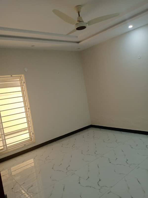 Corner seprate gate one kanal Upper Portion Available For Rent 4