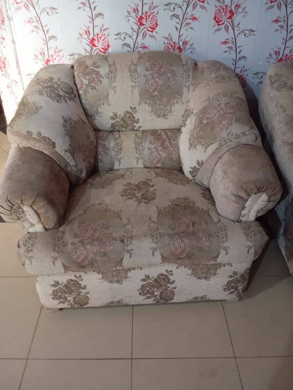 7 setar sofa good condition 1