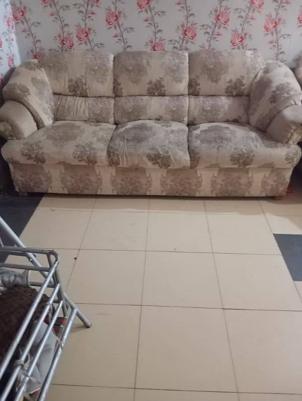 7 setar sofa good condition 2