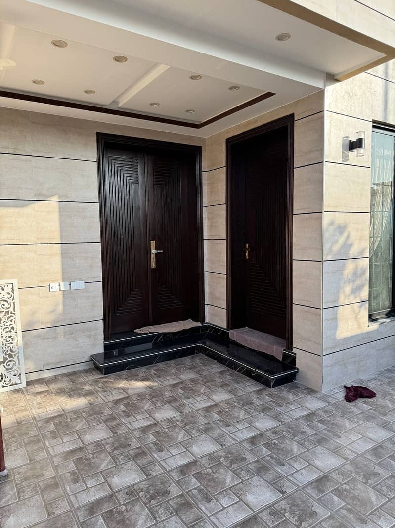 BRAND NEW HOUSE 10 MARLA AVAILABLE FOR SALE AT CENTRAL LOCATION OF BAHRIA ORCHARD 16