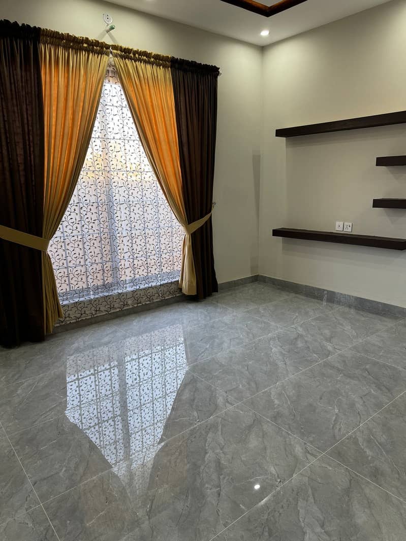BRAND NEW HOUSE 10 MARLA AVAILABLE FOR SALE AT CENTRAL LOCATION OF BAHRIA ORCHARD 18