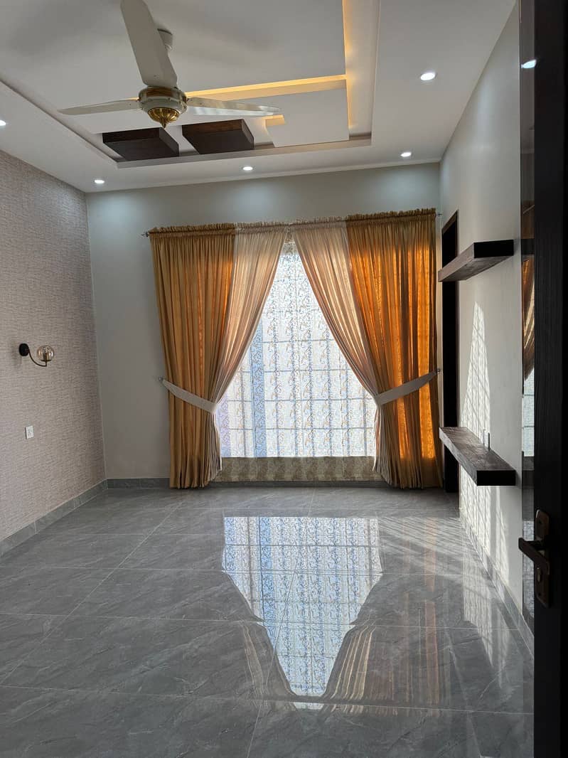 BRAND NEW HOUSE 10 MARLA AVAILABLE FOR SALE AT CENTRAL LOCATION OF BAHRIA ORCHARD 23