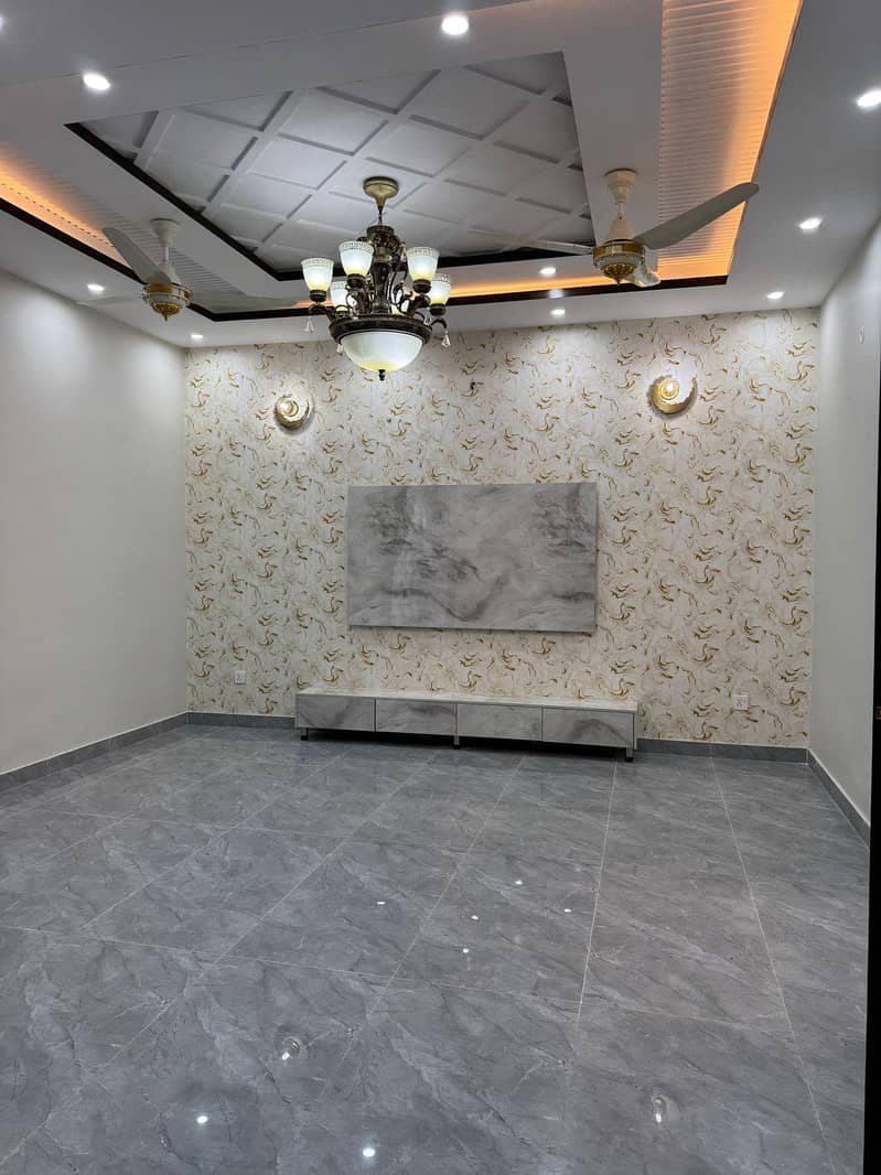 BRAND NEW HOUSE 10 MARLA AVAILABLE FOR SALE AT CENTRAL LOCATION OF BAHRIA ORCHARD 26