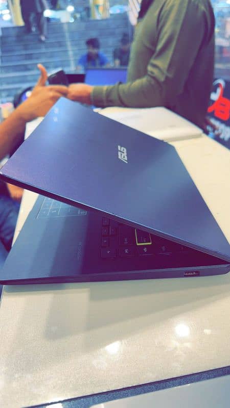 ASUS E410M || 1080 screen resolution || UHD graphic 600 || VGA camera 4
