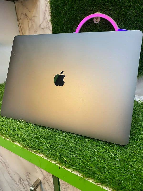 Apple MacBook Pro 2016 |15Inch | Core i7| 16GB256 | TouchBar  Touch id 0