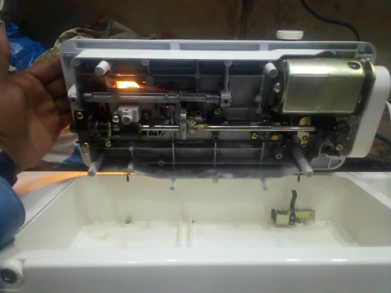 Janome simple sewing machine 220 Volt 3