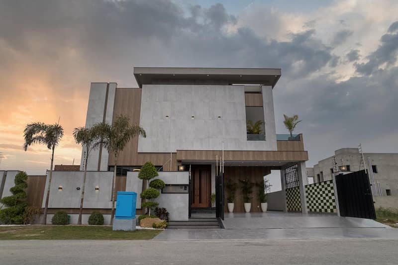 1 KANAL AESTHETICALLY DESIGNED HOUSE FOR SALE IN DHA PHASE 7 0