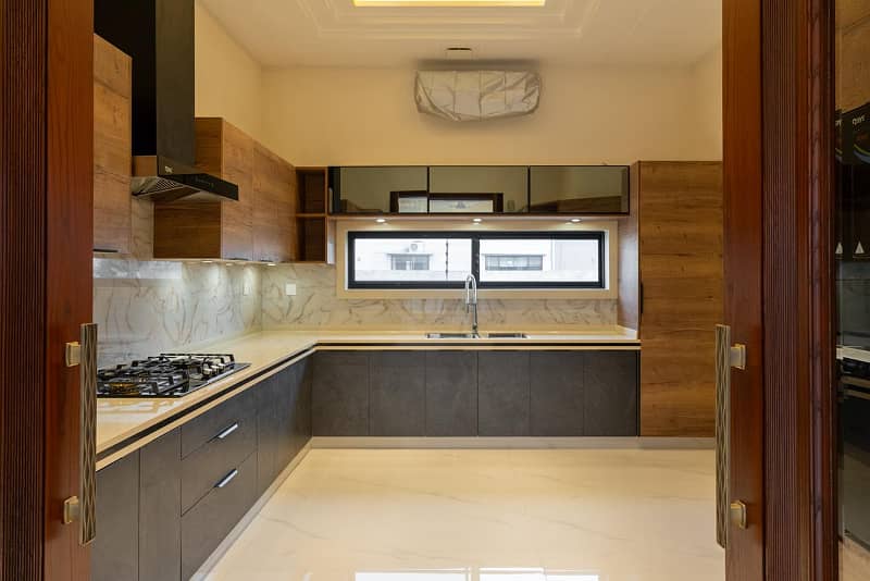 1 KANAL AESTHETICALLY DESIGNED HOUSE FOR SALE IN DHA PHASE 7 11