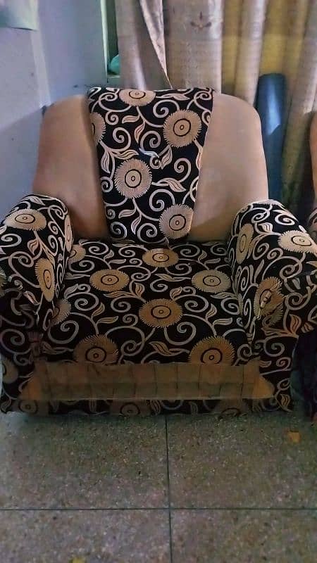 black& golden colour with sofa cover in best condition 3
