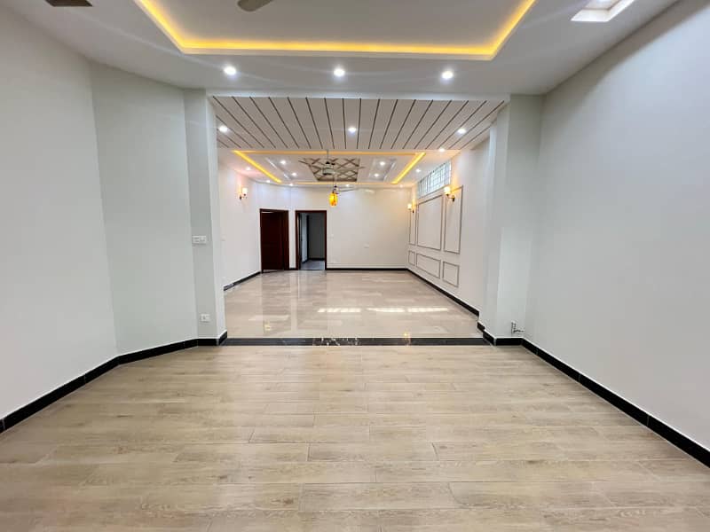 10 Marla used House for Sale in Overseas 5 Block Bahria Town Phase 8 Rawalpindi 3