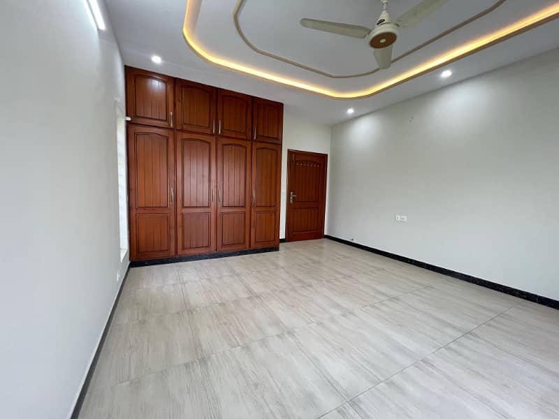10 Marla used House for Sale in Overseas 5 Block Bahria Town Phase 8 Rawalpindi 4