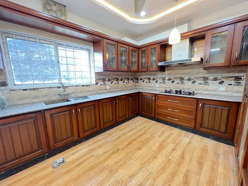 10 Marla used House for Sale in Overseas 5 Block Bahria Town Phase 8 Rawalpindi 5