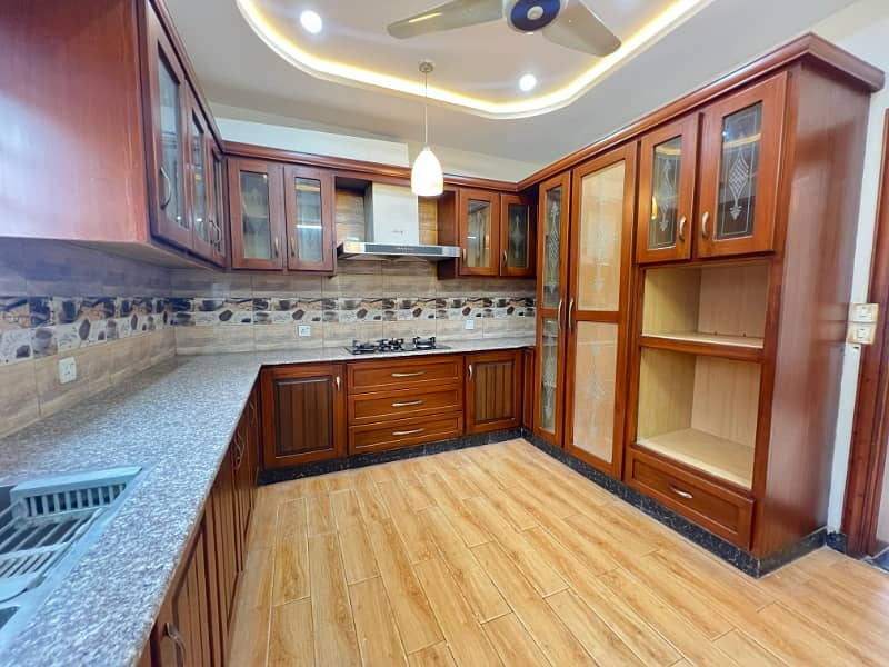 10 Marla used House for Sale in Overseas 5 Block Bahria Town Phase 8 Rawalpindi 6