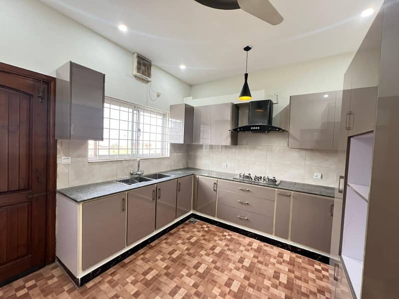 10 Marla used House for Sale in Overseas 5 Block Bahria Town Phase 8 Rawalpindi 7
