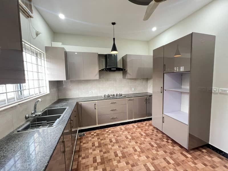 10 Marla used House for Sale in Overseas 5 Block Bahria Town Phase 8 Rawalpindi 8