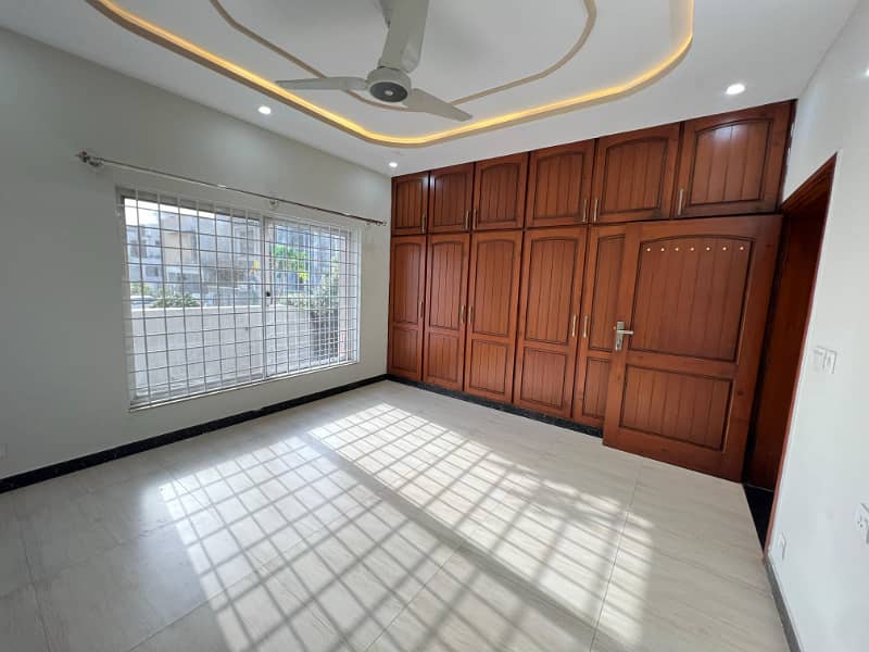 10 Marla used House for Sale in Overseas 5 Block Bahria Town Phase 8 Rawalpindi 11