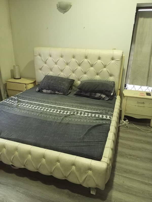 King Bed with side tables + footer 1