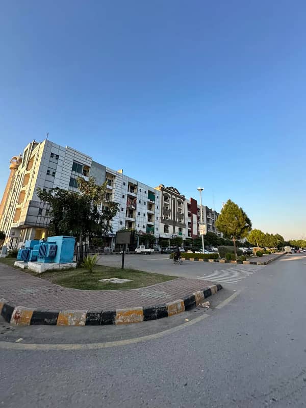 1 kanal Excellent location plot for sale in sector F-17 7