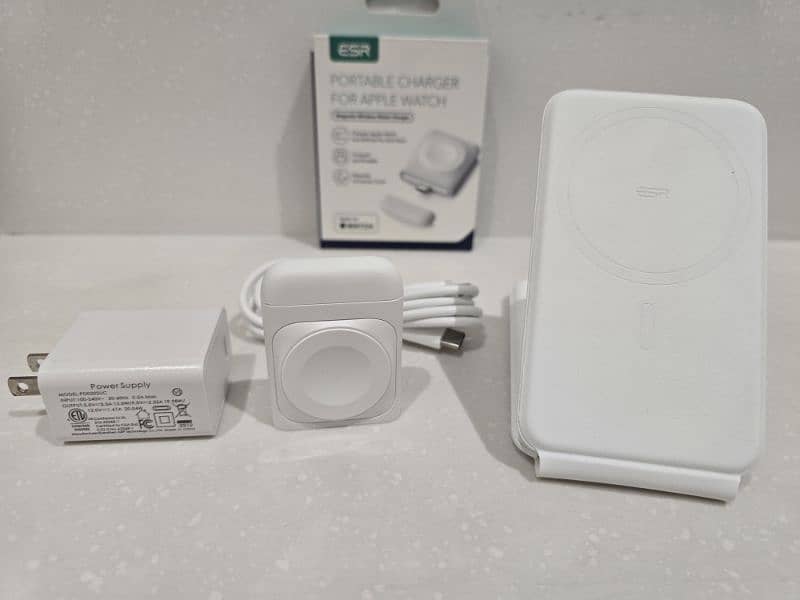 Apple Iphone 3in1 Wireless Charging Station by ESR 3
