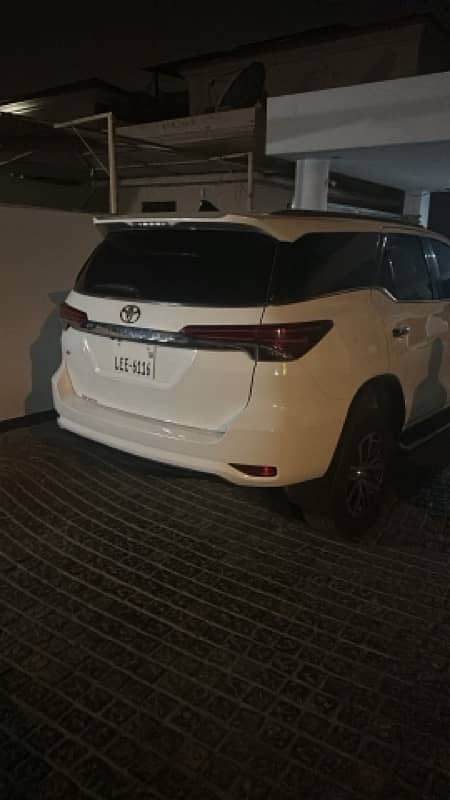 RENT A CAR Lahore| Land Cruiser| Civic| Grande| | Fortuner| mercedes 6