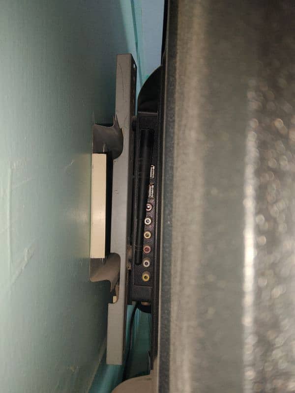 Hi-Q LCD With Wall Stand 3