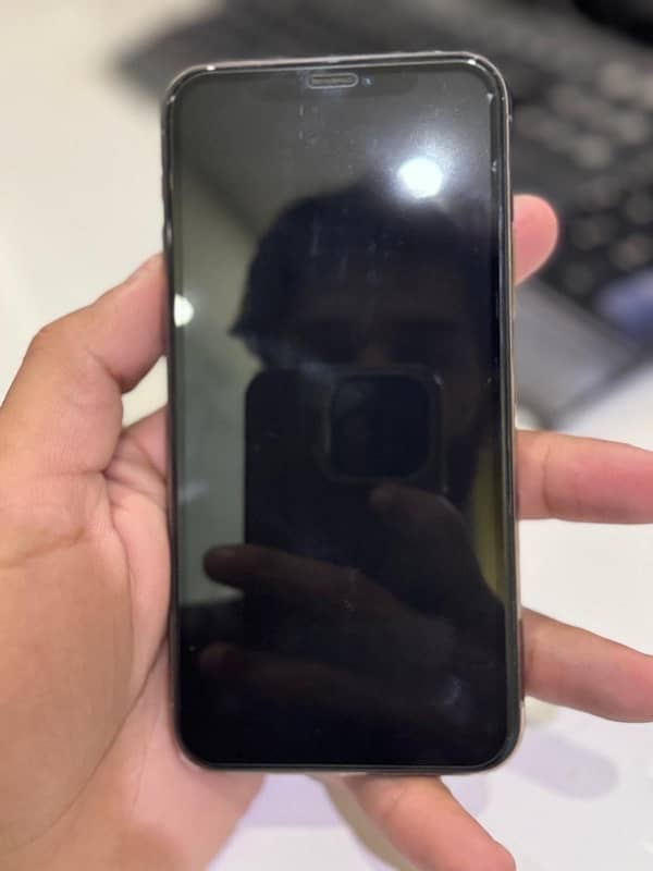 IPHONE 11 pro 256 GB. Dual sim PTA. Battery on service. Rose Gold. 1
