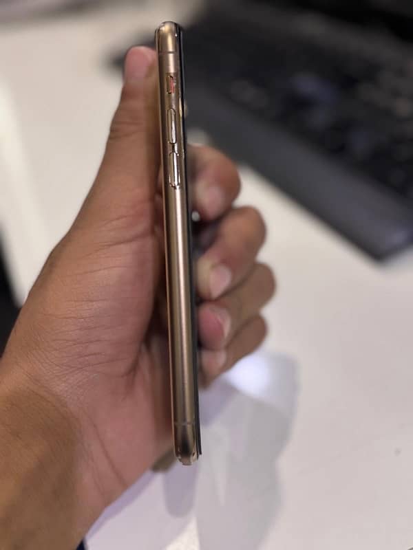 IPHONE 11 pro 256 GB. Dual sim PTA. Battery on service. Rose Gold. 3
