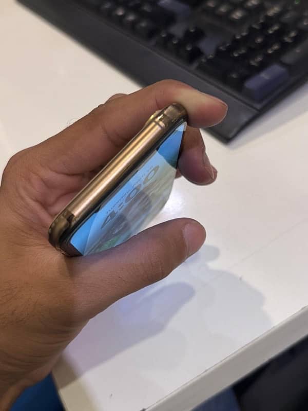 IPHONE 11 pro 256 GB. Dual sim PTA. Battery on service. Rose Gold. 4