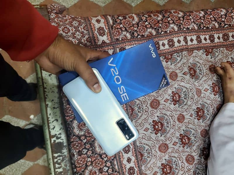 Vivo v20 SE 8 128 with box Good condition For sale 9