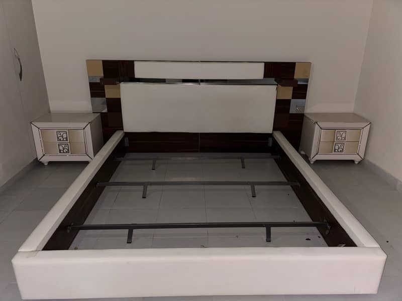 Bed / bed set / king size bed / double bed / poshish bed /side tables 3