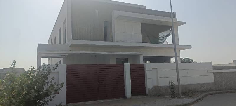 DEAD END CORNER (650sqyard) With Basement, Huge Green Belt Grey Structure Villa With Basement for Sale in Precinct-4, Bahria Town Karachi ! 0