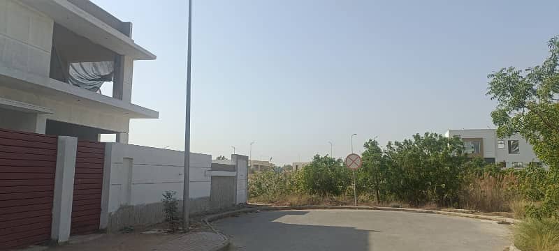 DEAD END CORNER (650sqyard) With Basement, Huge Green Belt Grey Structure Villa With Basement for Sale in Precinct-4, Bahria Town Karachi ! 3