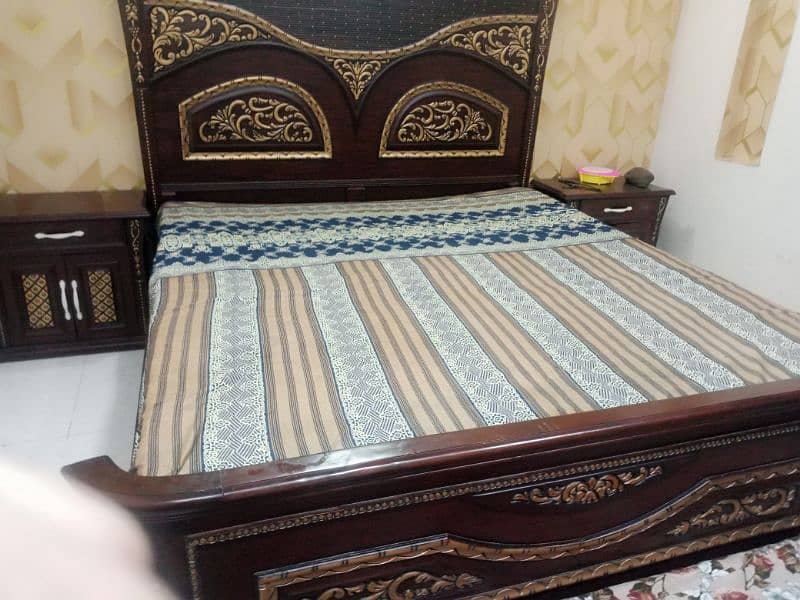 bed with 2 side tables and dressing table 4