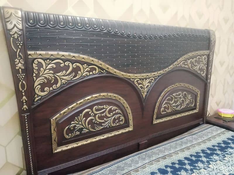 bed with 2 side tables and dressing table 6