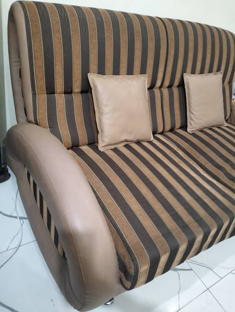 A good quality sofa for urgent sale 0
