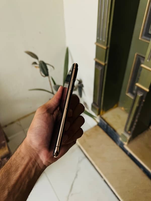 iphone XS(PTA-approved) 3