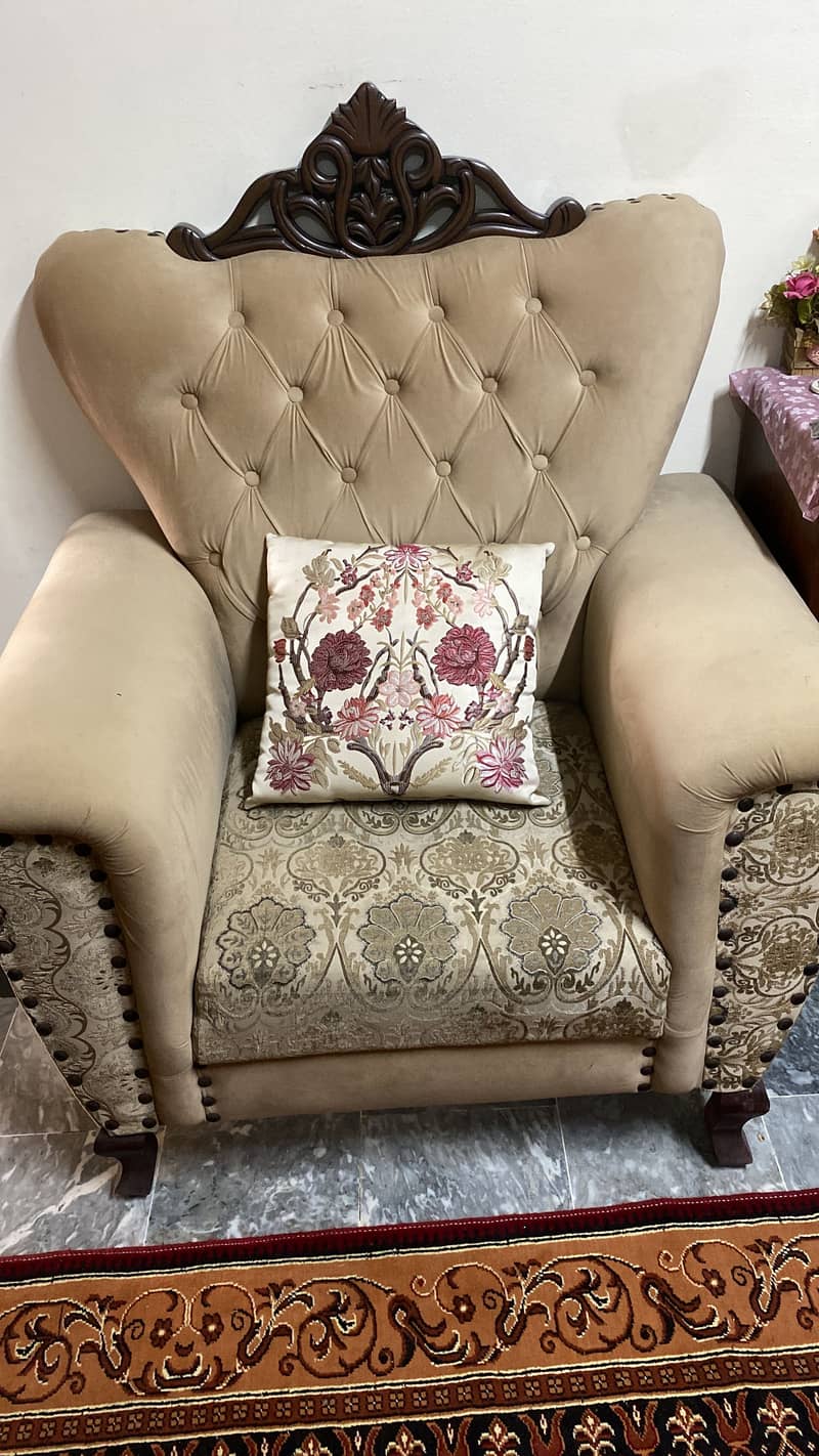 7seater beautiful sofa set with coushins 0