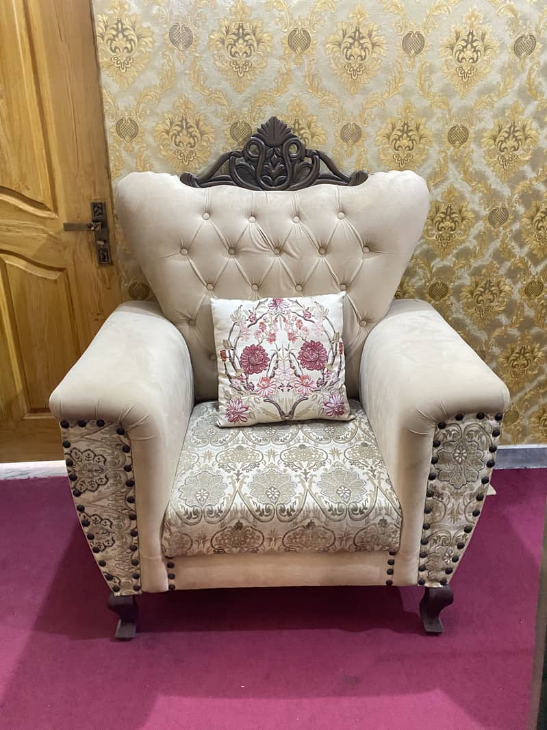 7seater beautiful sofa set with coushins 5