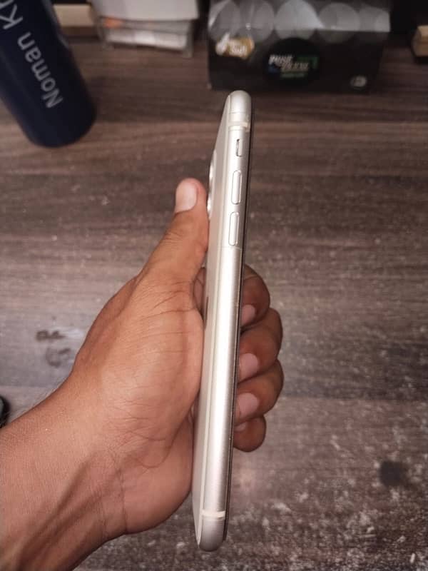 IPhone 11 all ok LL model koi problem Nahi Hai Bilkul new fresh 4