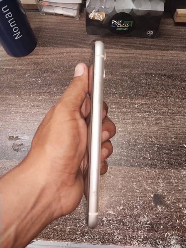 IPhone 11 all ok LL model koi problem Nahi Hai Bilkul new fresh 6