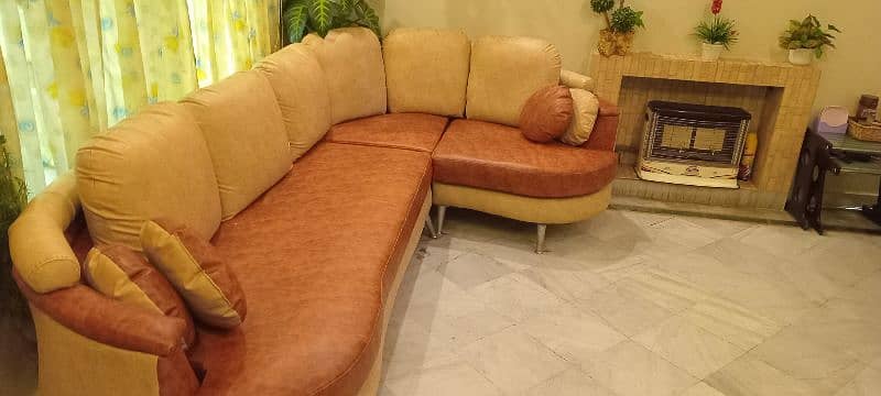 well maintained sofa (slightly used) 3