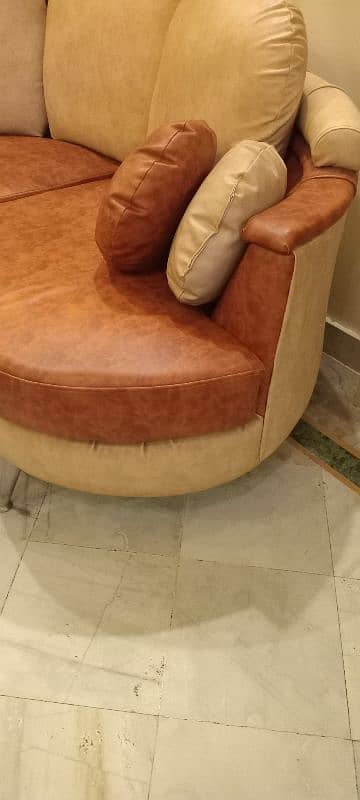 well maintained sofa (slightly used) 4