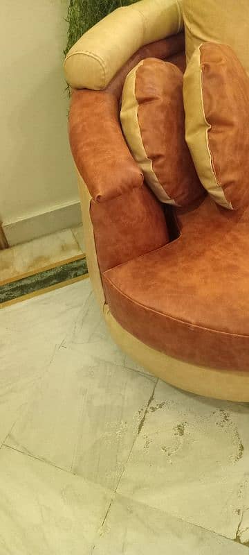 well maintained sofa (slightly used) 5