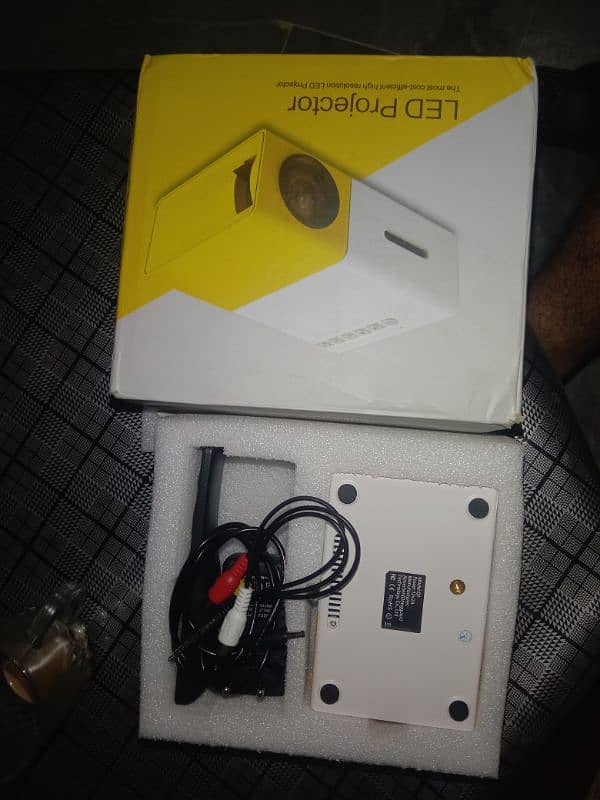 projector 10 by 10 all ok for sale exchange posible with any thing 7