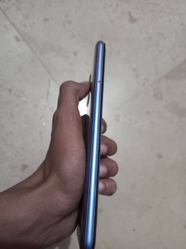 infinix hot 10 4/64 with box  one hand use 3