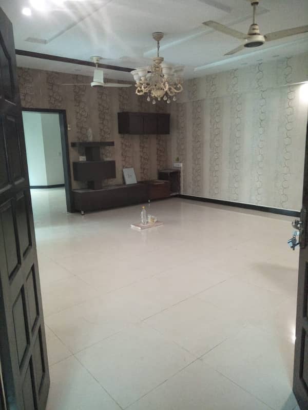 10 MARLA BEAUTIFUL OWNER BUILD HOUSE FOR RANT PRIME LOCATION SHAHEEN BLOCK BAHRIA TOWN 0