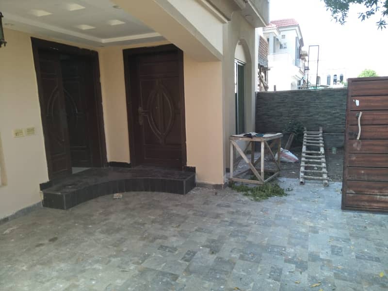 10 MARLA BEAUTIFUL OWNER BUILD HOUSE FOR RANT PRIME LOCATION SHAHEEN BLOCK BAHRIA TOWN 1