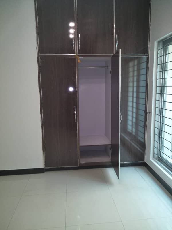 10 MARLA BEAUTIFUL OWNER BUILD HOUSE FOR RANT PRIME LOCATION SHAHEEN BLOCK BAHRIA TOWN 3