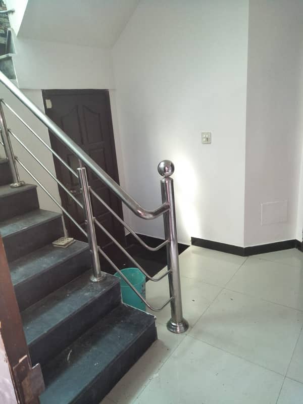 10 MARLA BEAUTIFUL OWNER BUILD HOUSE FOR RANT PRIME LOCATION SHAHEEN BLOCK BAHRIA TOWN 4